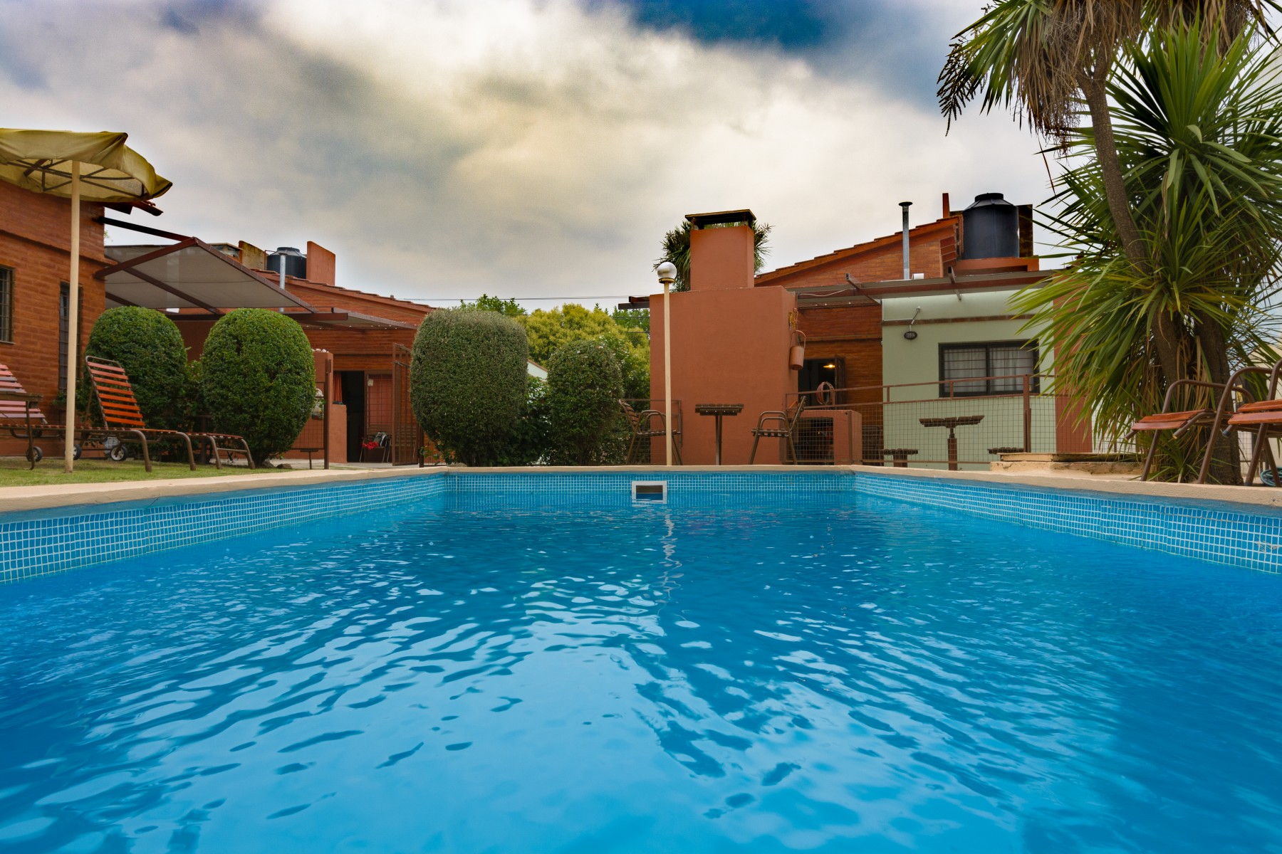Piscina de Casas Verdes rodeada de palmeras